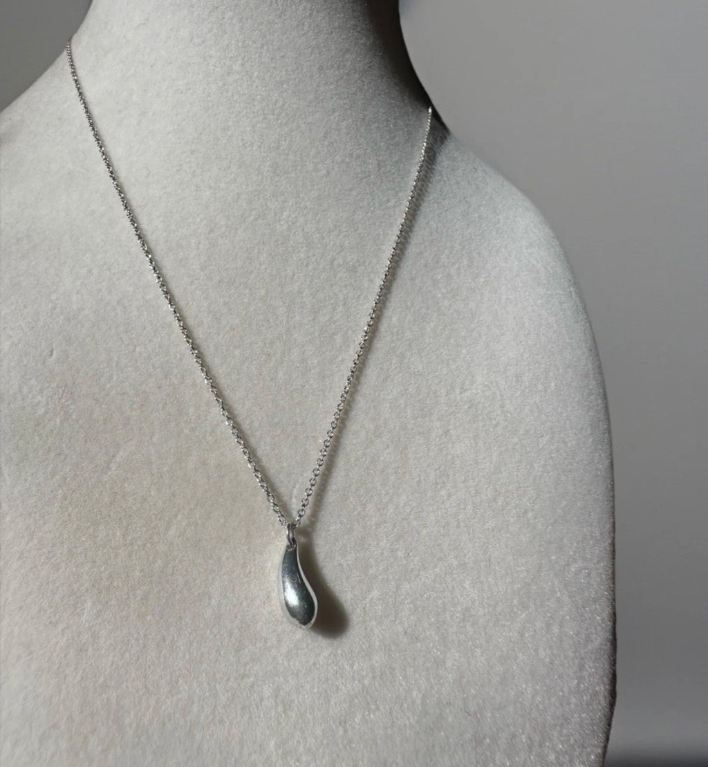Tiffany & Co. Elsa Peretti Signed Silver Teardrop Pendant Necklace Cable Chain