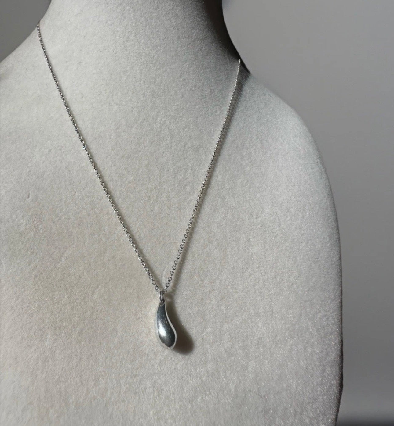 Tiffany & Co. Elsa Peretti Signed Silver Teardrop Pendant Necklace Cable Chain